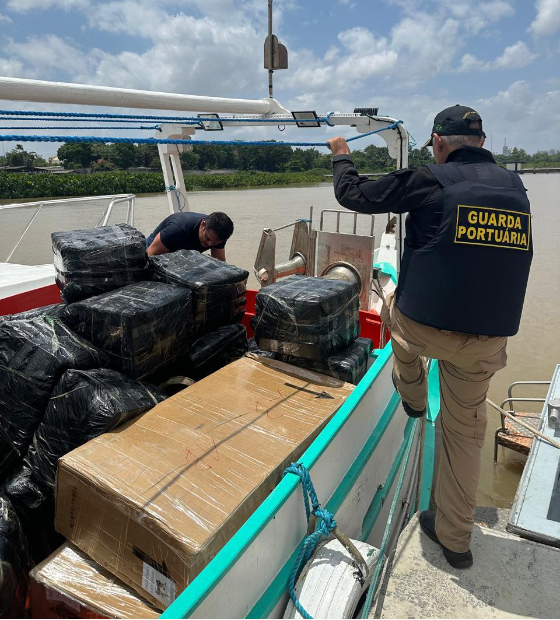 Contrabando: Polícia Federal apreende embarcação na Baía do Marajó.