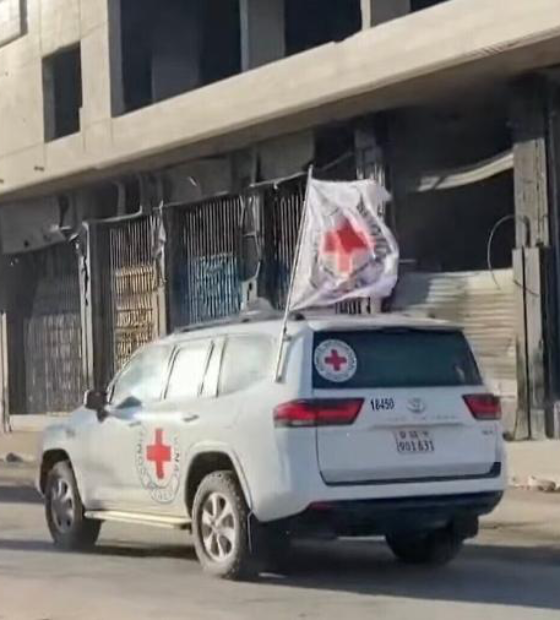 Hamas liberta reféns vivos após dois anos de guerra