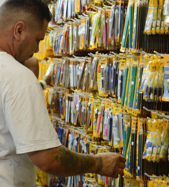 Volta às aulas: material escolar pesa no bolso e ofertas on-line viram preferência.