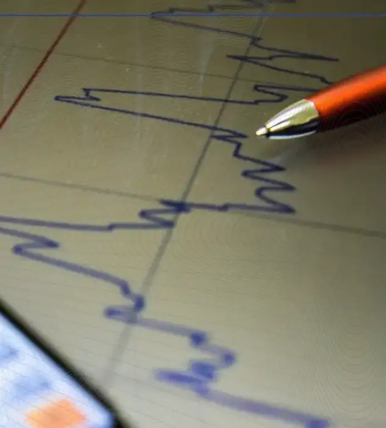 Economia: Bolsa brasileira fecha acima dos 166 mil pontos pela primeira vez.