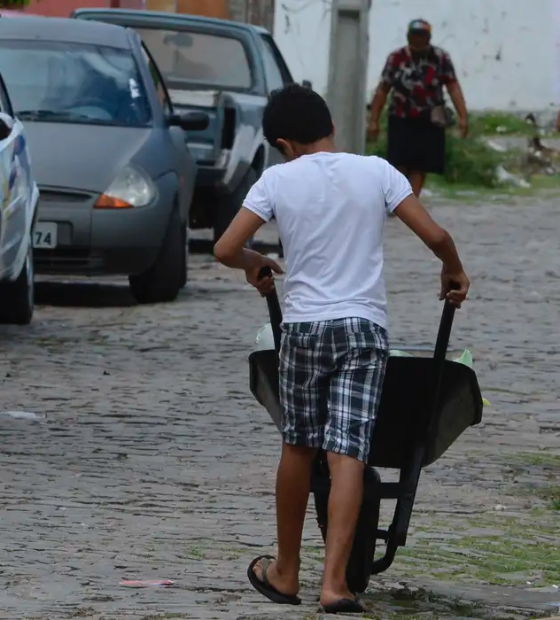 Trabalho infantil no Brasil: mais de 1 milhão de casos são registrados mas fiscalização não alcança nem 1 por cento.
