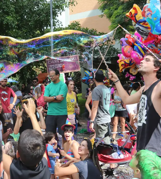  Especialistas alertam: entenda os perigos de expor a imagem de crianças durante o Carnaval.