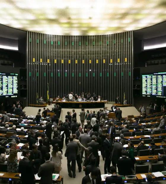 Lula reajusta salário para o Legislativo e veta penduricalhos 