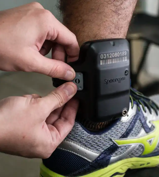 Violência contra mulher: Câmara aprova uso de tornozeleiras eletrônicas em agressores.