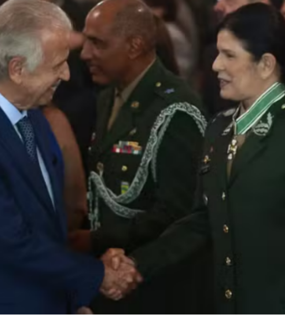 Exército empossa 1ª general em quase 400 anos. Claudia Gusmão é médica e tem 30 anos de caserna. 
