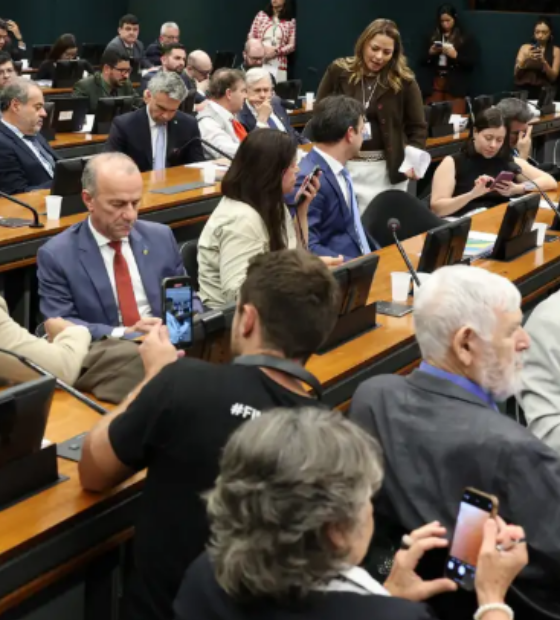 Pedido de vista adia votação da PEC do fim da 6x1 na CCJ da Câmara