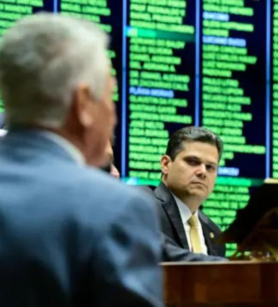 Nova derrota: Congresso derruba veto de Lula e redução de pena de Bolsonaro fica mais próxima. 