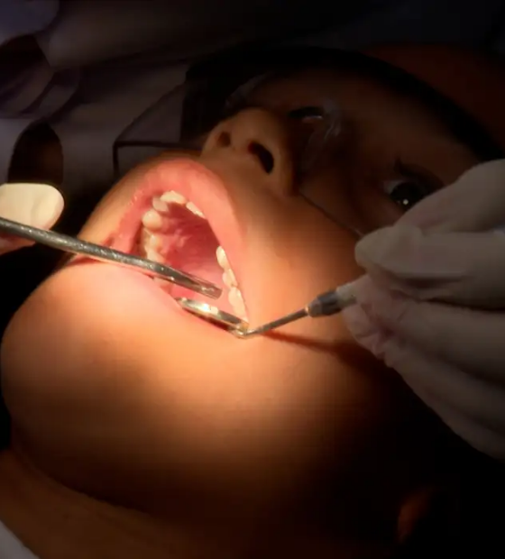 Saúde bucal: Julho Neon quer conscientizar famílias sobre importância do cuidado com os dentes.
