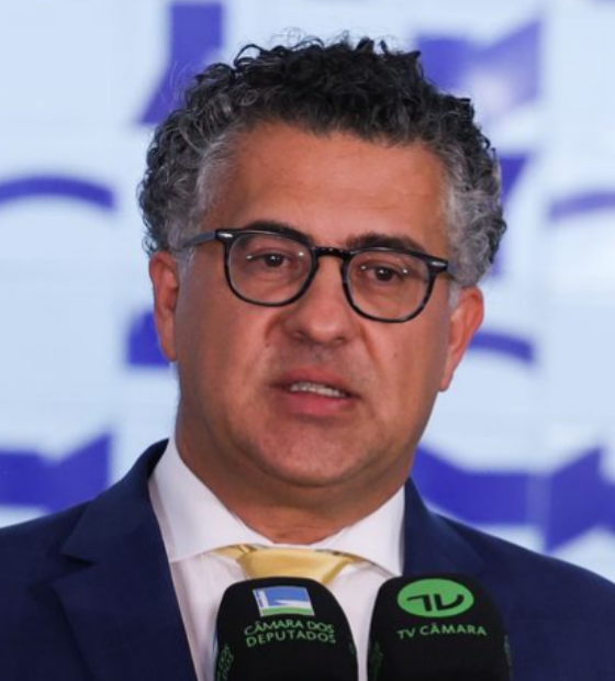 Parecer da 6x1 é adiado em meio à pressão para transição de 10 anos