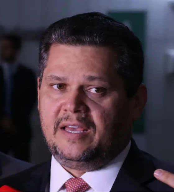 Davi Alcolumbre mantém PEC 6x1 travada em semana esvaziada no Senado