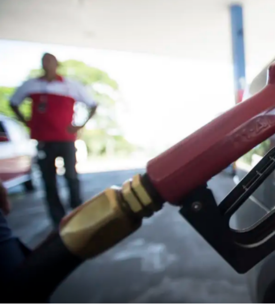 Alta do petróleo: Governo vai adiar retirada do subsídio à gasolina, diz ministro da Fazenda.