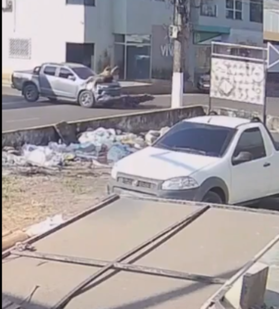 Acidente entre carro e moto deixa motociclista ferida em Marabá