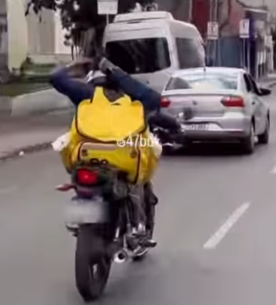 Vídeo: Motociclista é flagrado pilotando moto com perna atrás do pescoço em Belo Horizonte