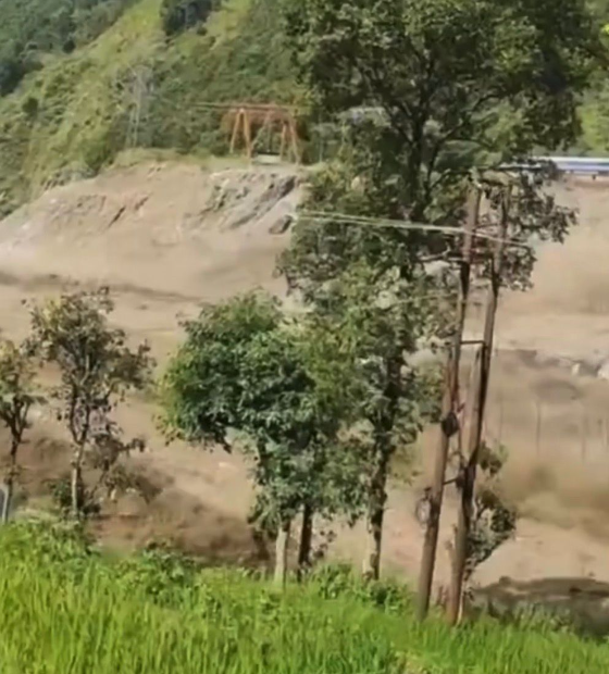 Enchentes deixam 676 mortos e quase 3 mil desaparecidos na fronteira entre Nepal e China