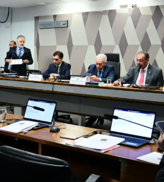 CCJ do Senado aprova PEC que acaba com jornada 6x1