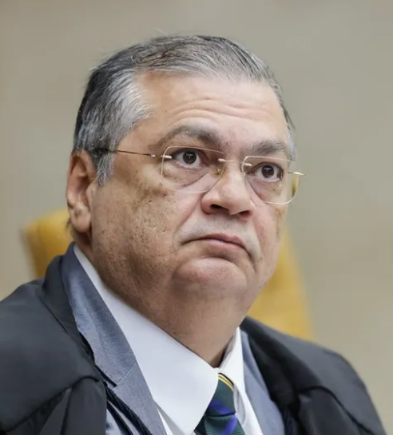 Flávio Dino reverte decisão de André Mendonça e reintegra diretor-geral afastado ao comando da PF