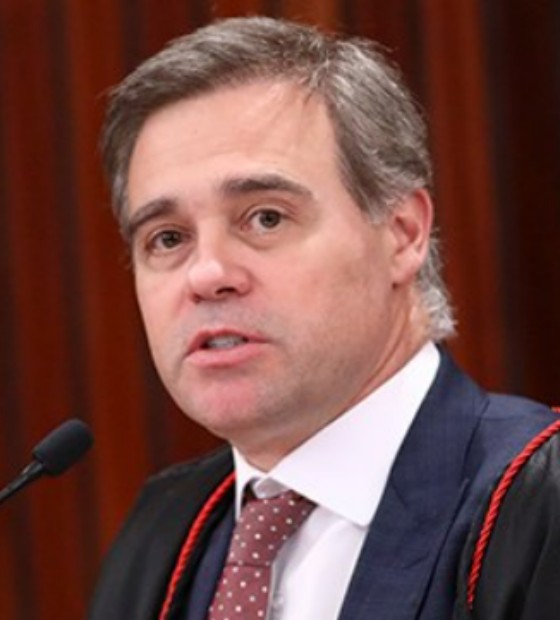 TSE tem três votos por proibição ampla de posts que ligam Flávio Bolsonaro a Nossa Senhora e dois votos por restrições mais brandas