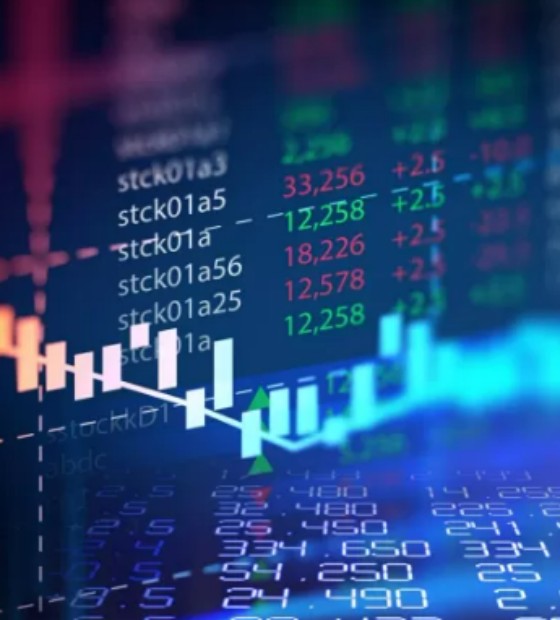 Dólar cai a R$ 5, e bolsa sobe quase 8% após primeiro turno