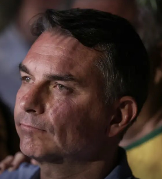 Ministro André Mendonça multa Flávio Bolsonaro por impulsionar post negativo contra Lula