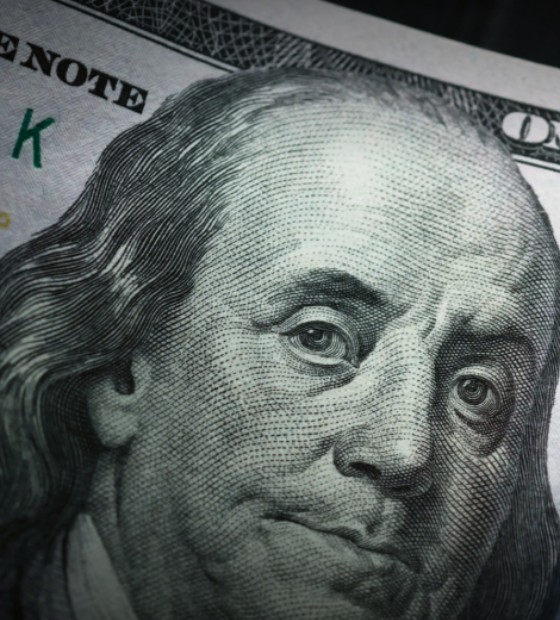 Efeitos do 1º turno: Dólar fecha abaixo de R$ 5 pela primeira vez desde maio