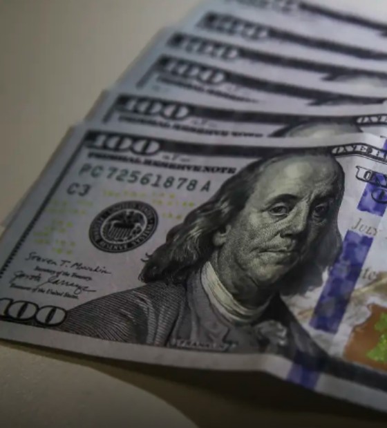 Dólar volta a R$ 5 com ambiente externo e ajuste pós-eleitoral