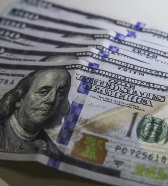 Dólar sobe 0,74% e volta a fechar acima de R$ 5