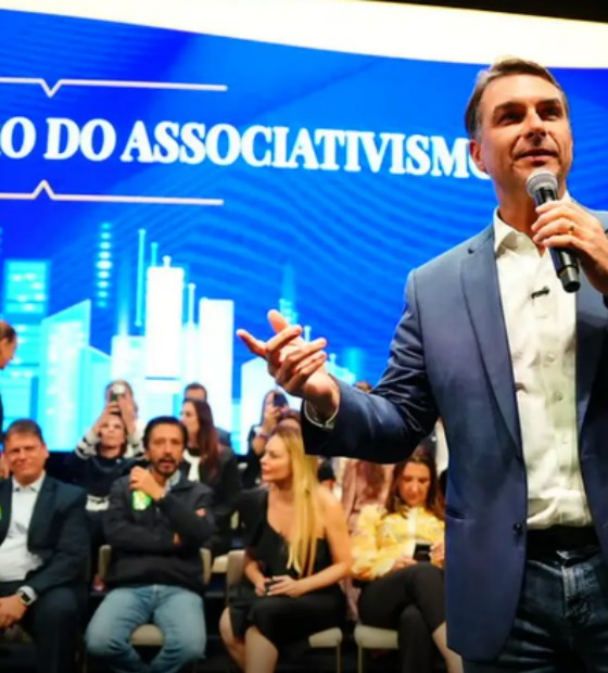 Flávio Bolsonaro faz visita ao pai em prisão domiciliar e recebe apoios em SP
