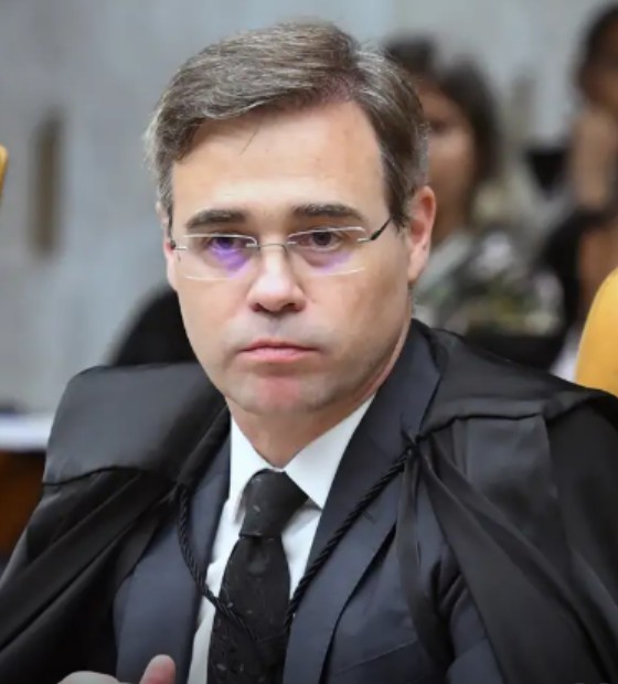 Ministro André Mendonça diz que Lula e Flávio podem abrir sigilos por ato próprio
