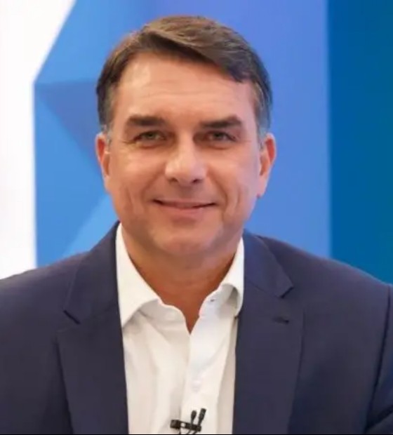 Fala de Flávio Bolsonaro sobre esgoto em Belém gera reação do prefeito
