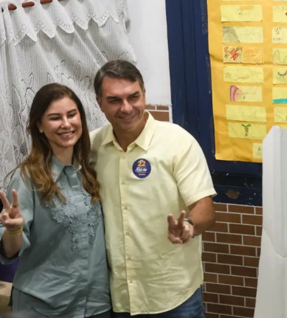 Ao votar no Rio de Janeiro, Flávio diz que representa a mudança