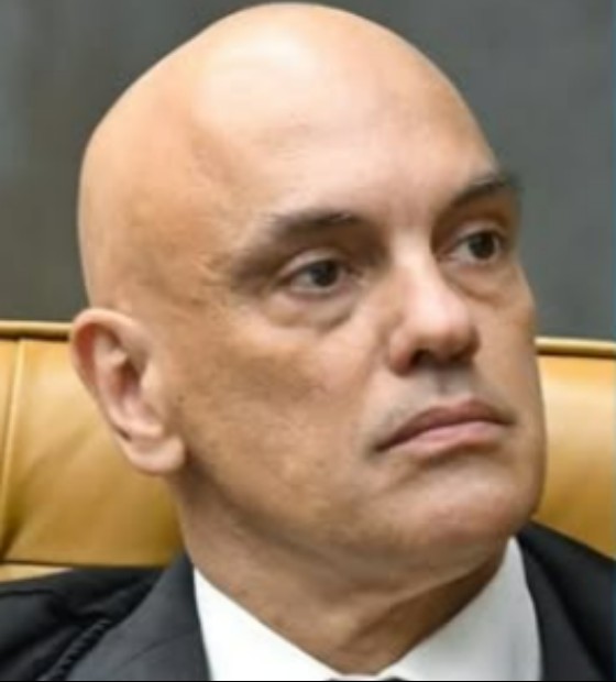 Alexandre de Moraes manda Flávio Bolsonaro entregar passaportes e o proíbe de deixar o país